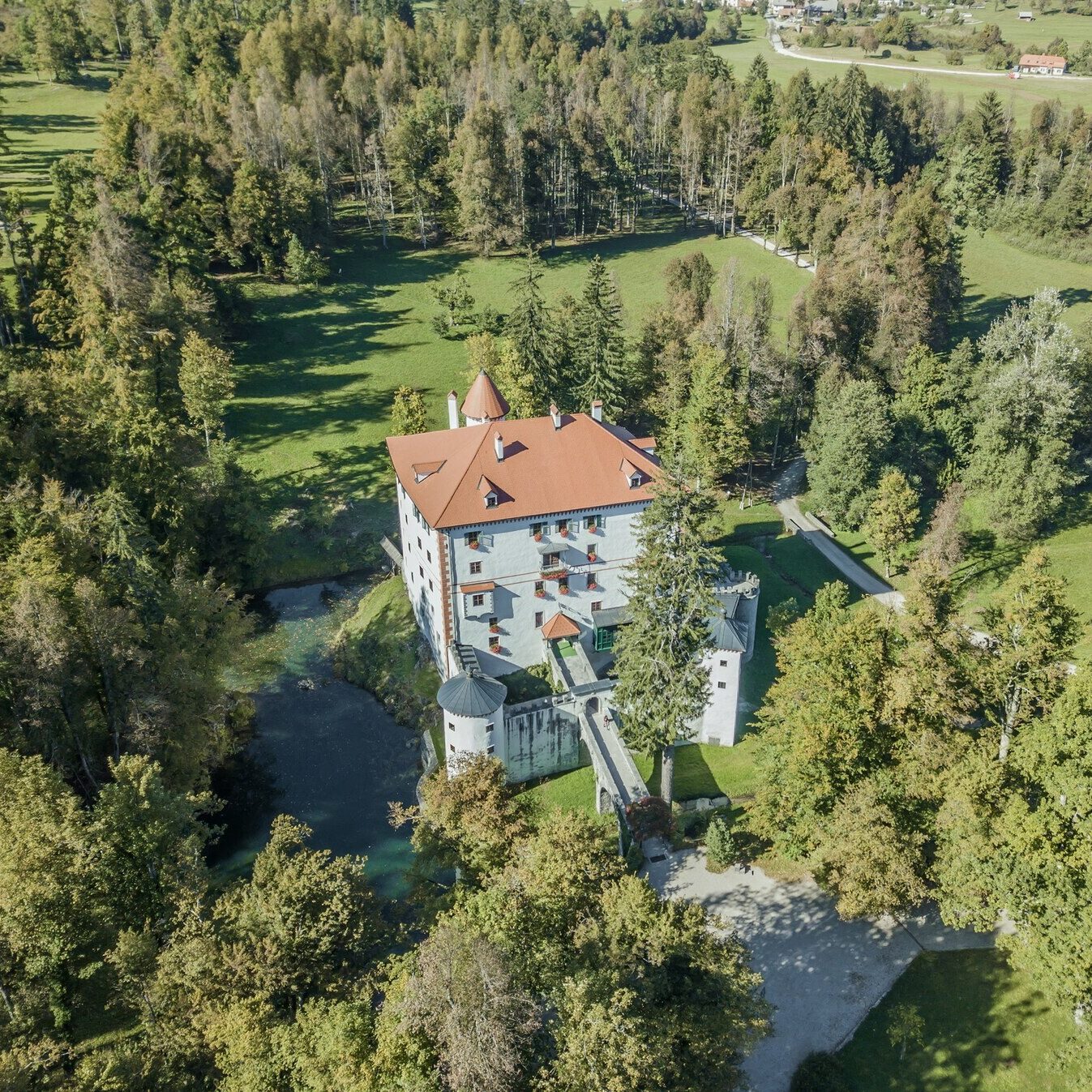 vue-aerienne-du-magnifique-chateau-blanc-grad-sneznik-slovenie_181624-24359